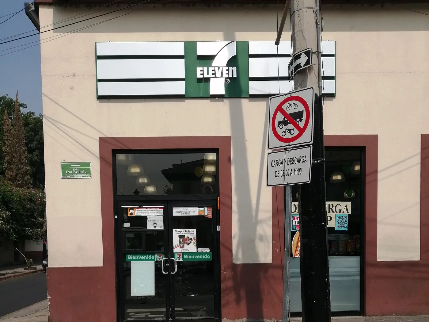 Tienda 7-Eleven en el centro de Zapopan, Jalisco, con el letrero verde y blanco sobre la puerta de entrada.