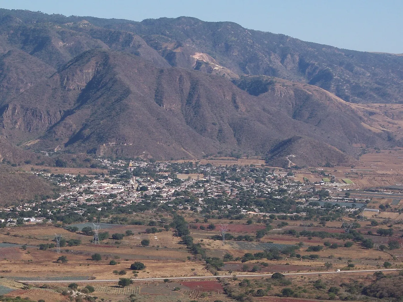 Jala, Nayarit, en 2012, al pie de la sierra y rodeado de campos, visto desde lo alto; de aquí sale la autopista a Compostela y Las Varas.