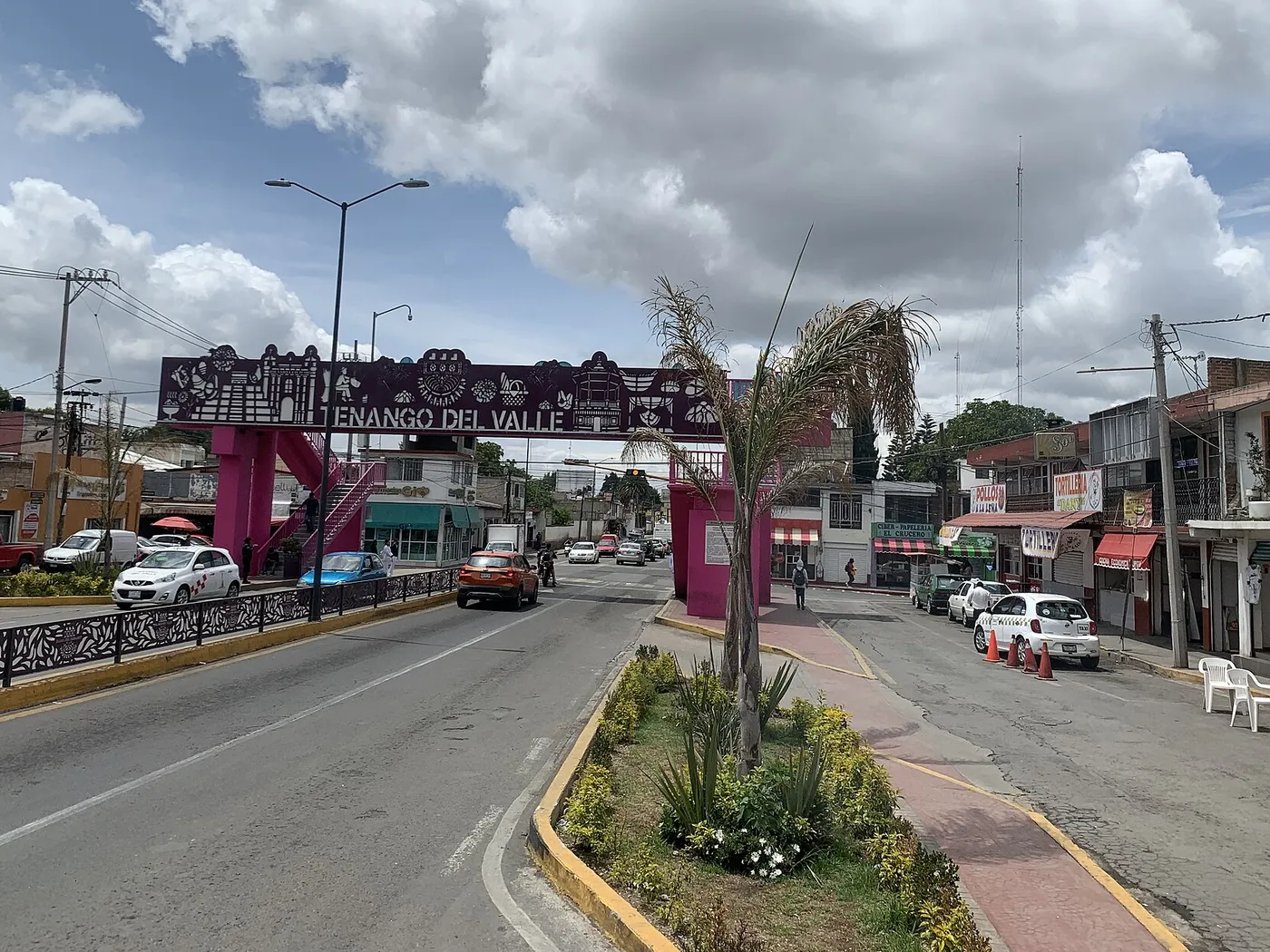 El puente peatonal rosa con el nombre TENANGO DEL VALLE sobre la avenida de entrada al pueblo, en el Estado de México, en 2024; Tenango da nombre a la autopista que sale de Lerma.