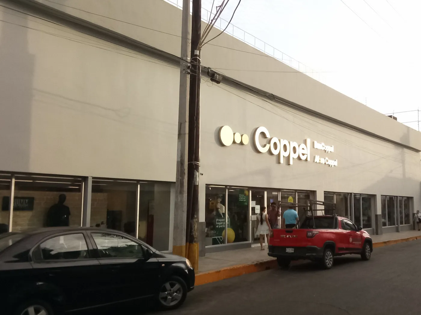 Fachada de la tienda Coppel de la calle Azueta, en Mazatlán, Sinaloa, con el letrero de Coppel, BanCoppel y Afore Coppel sobre los escaparates.