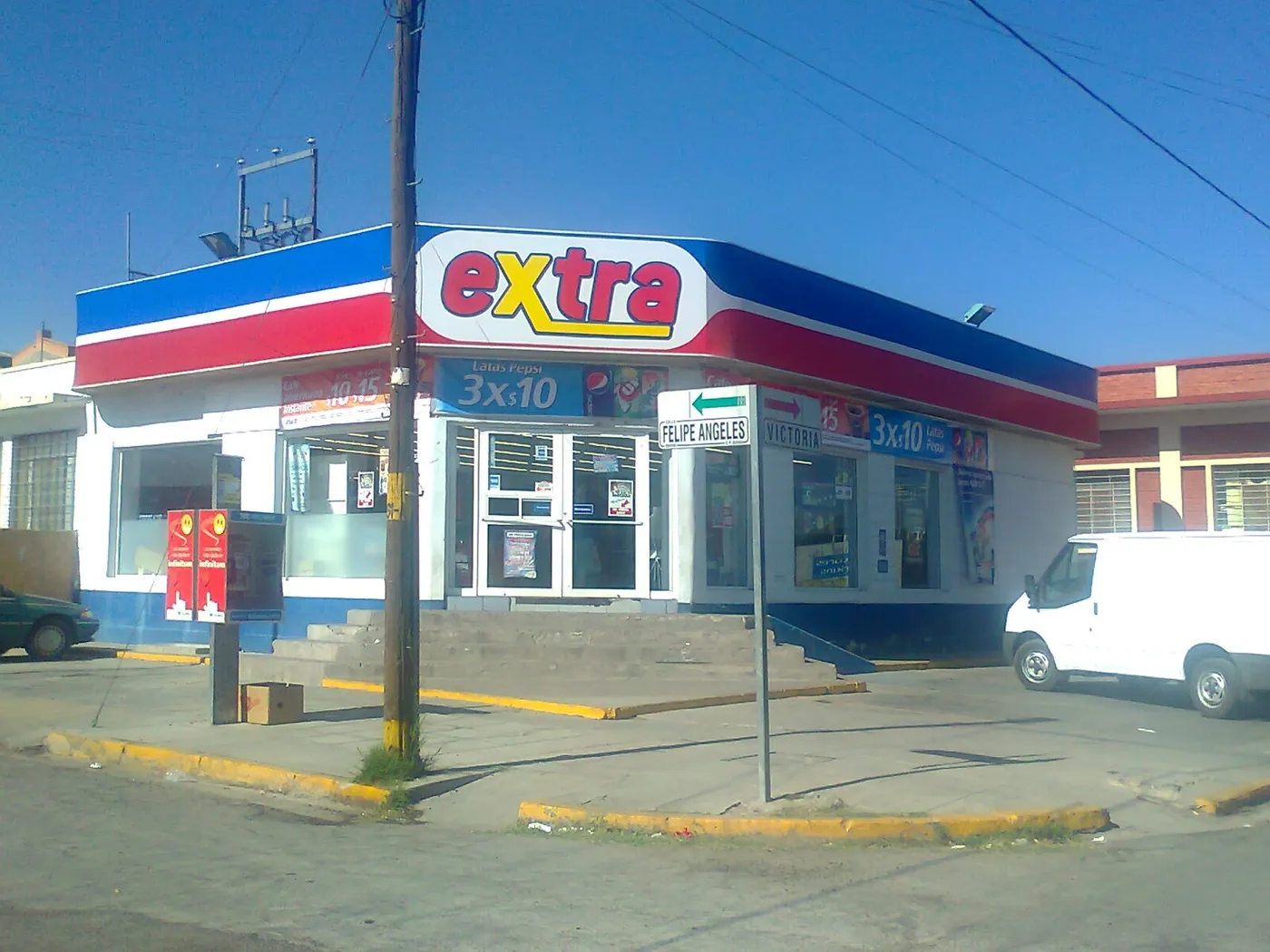 Tienda Extra en Gómez Palacio, Durango, en 2011, con el letrero rojo, blanco y azul de la marca sobre la esquina de Avenida Victoria y Felipe Ángeles.