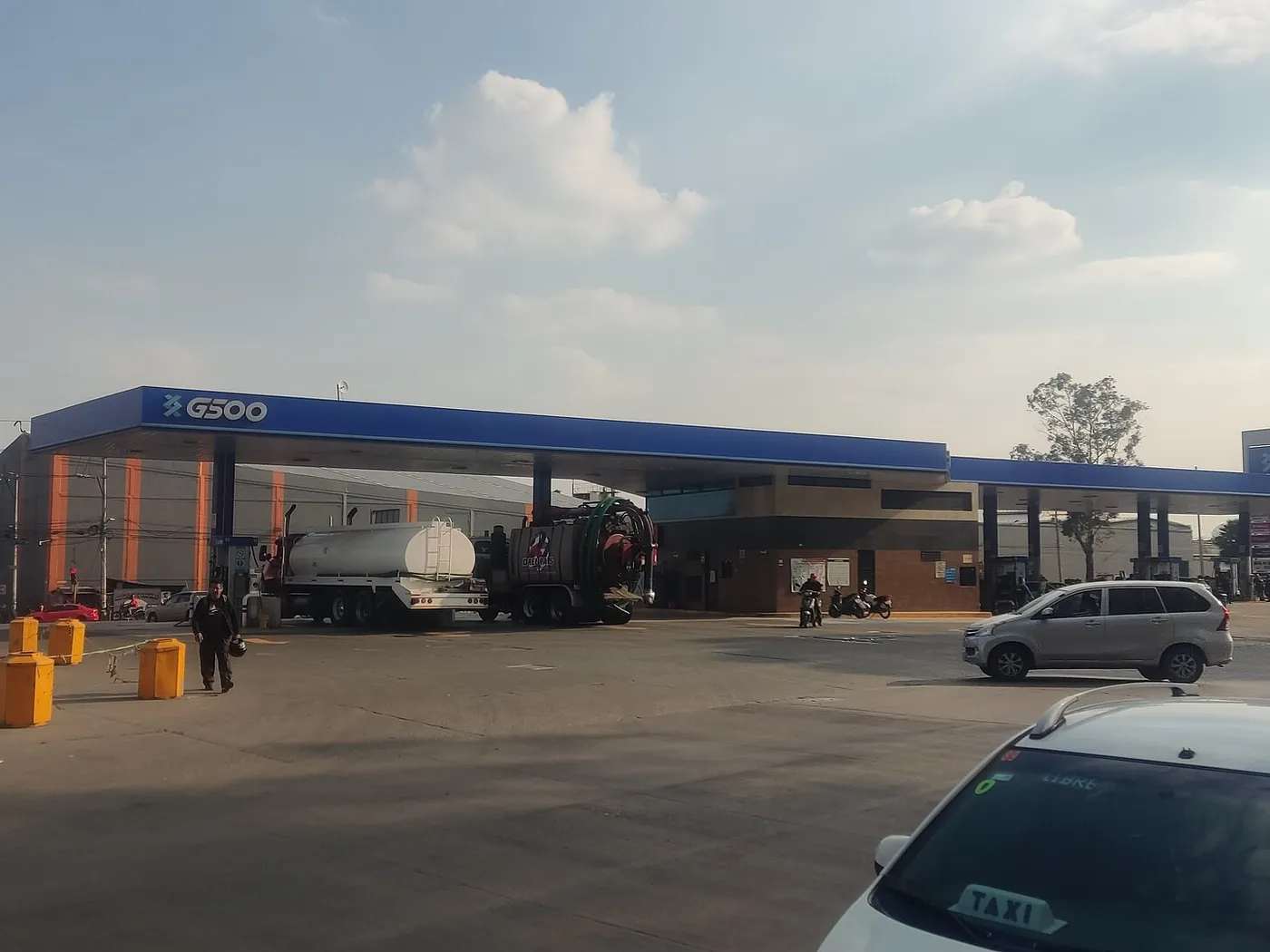 Estación de servicio G500 en México, con su techumbre azul y el logo de G500 sobre las bombas.