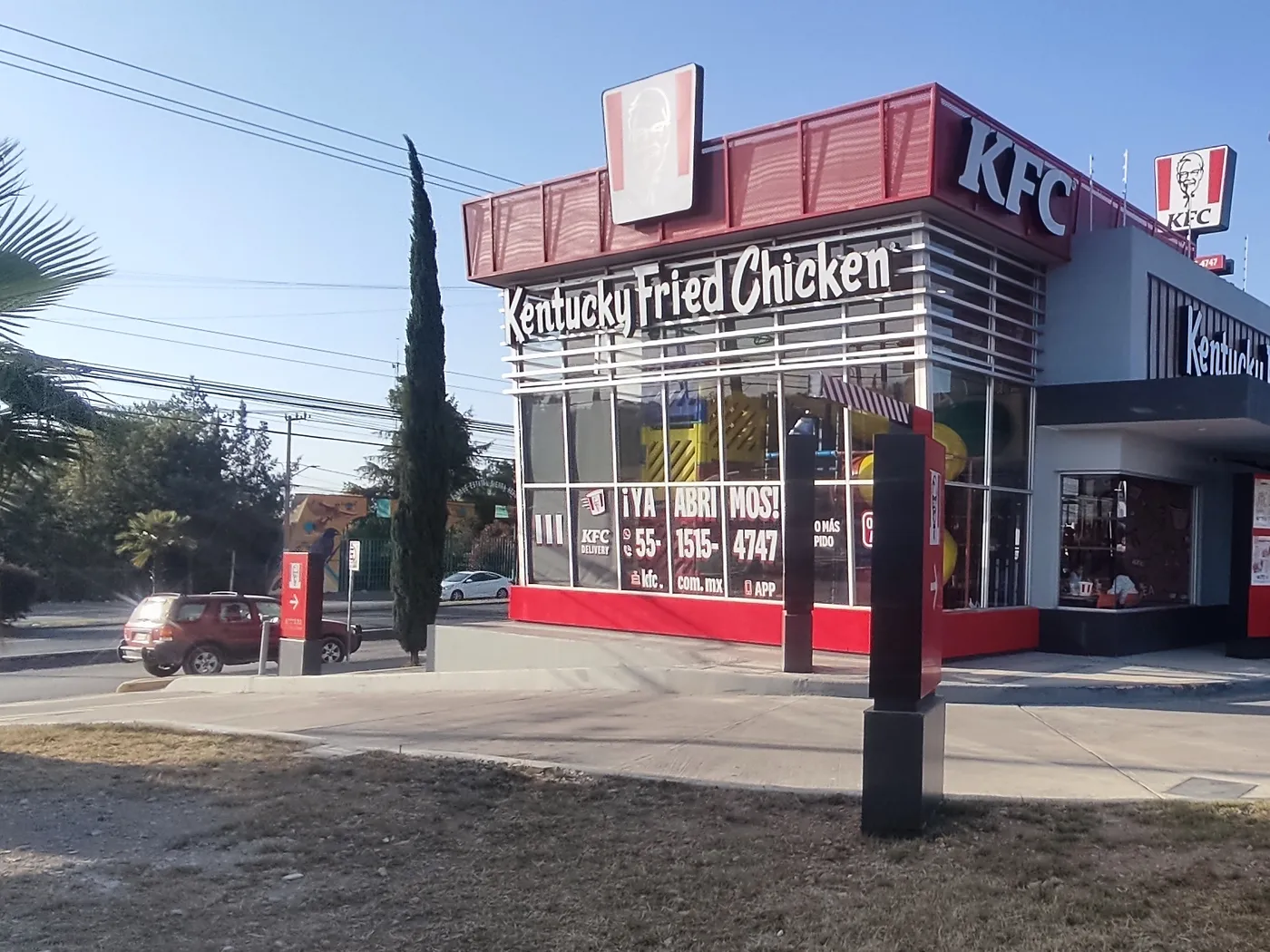 Restaurante KFC junto al Tecámac Power Center, Estado de México, con el letrero Kentucky Fried Chicken sobre los ventanales y el logo de KFC en la esquina.