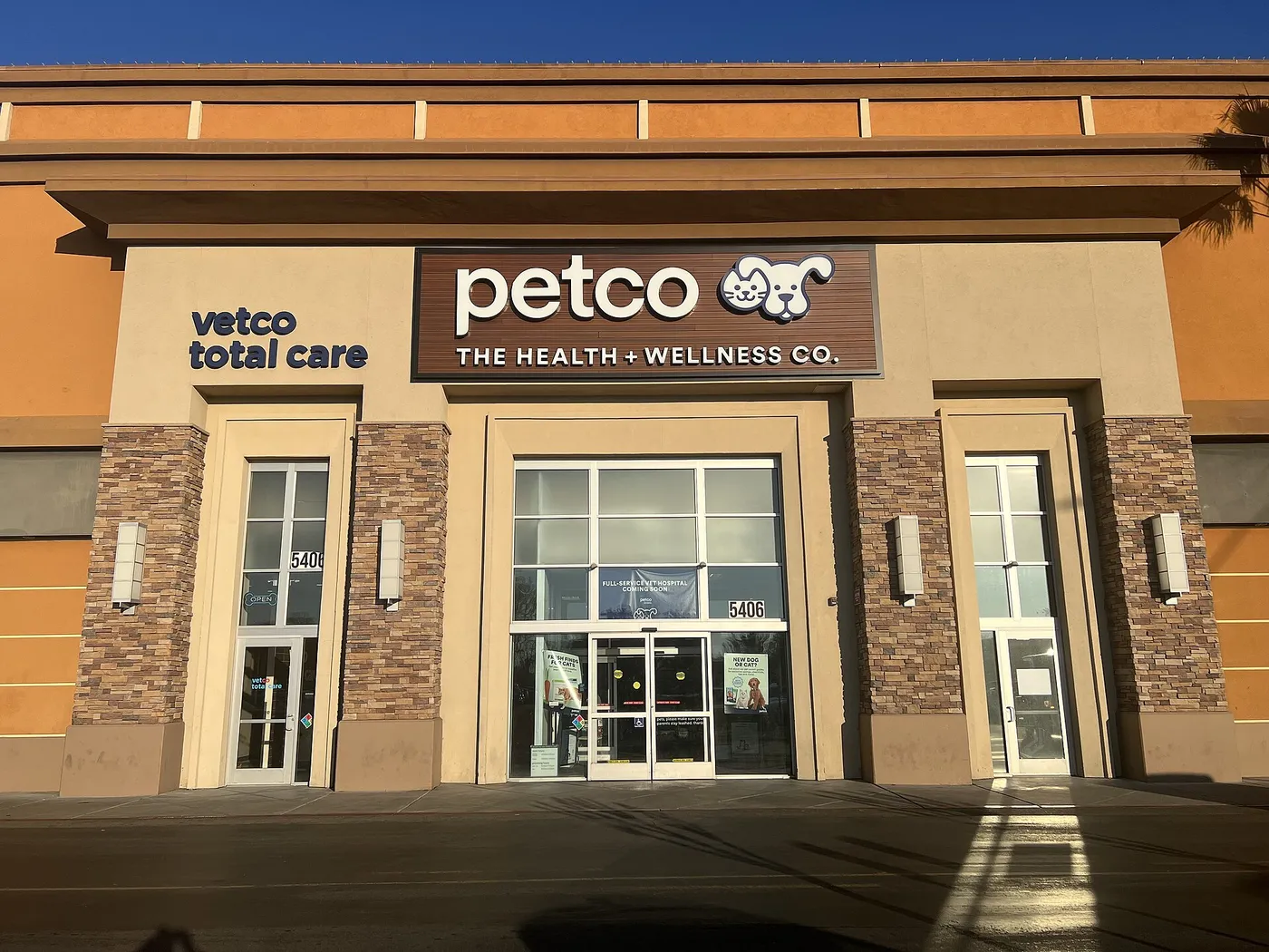 Tienda Petco en Stockton, California (Estados Unidos), con el letrero café sobre la entrada de cristal y el anuncio de su clínica veterinaria a la izquierda.