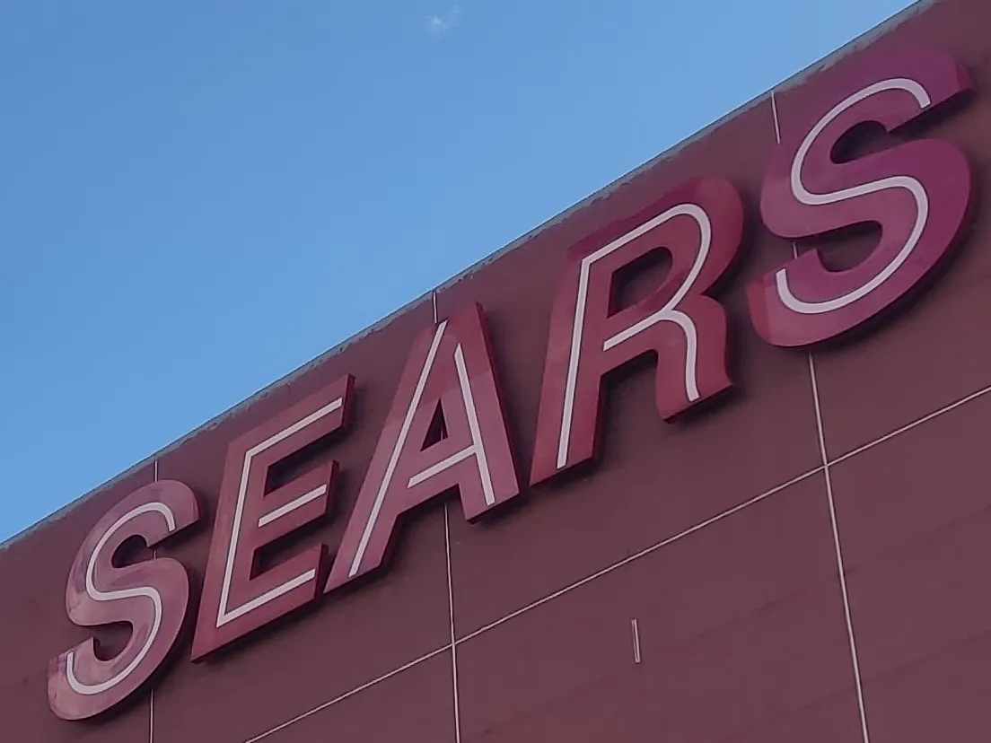 Letrero rojo de Sears sobre la fachada de la tienda del centro comercial Zentralia, en Coacalco, Estado de México.