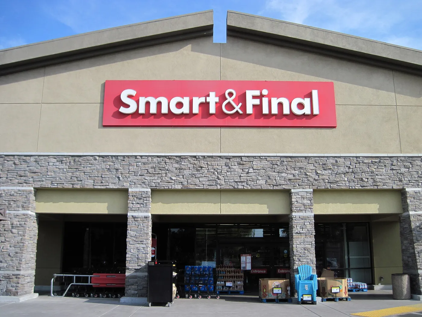 Fachada de una tienda Smart & Final en Modesto, California, Estados Unidos, con su letrero rojo sobre el muro y la entrada bajo un arco de piedra.