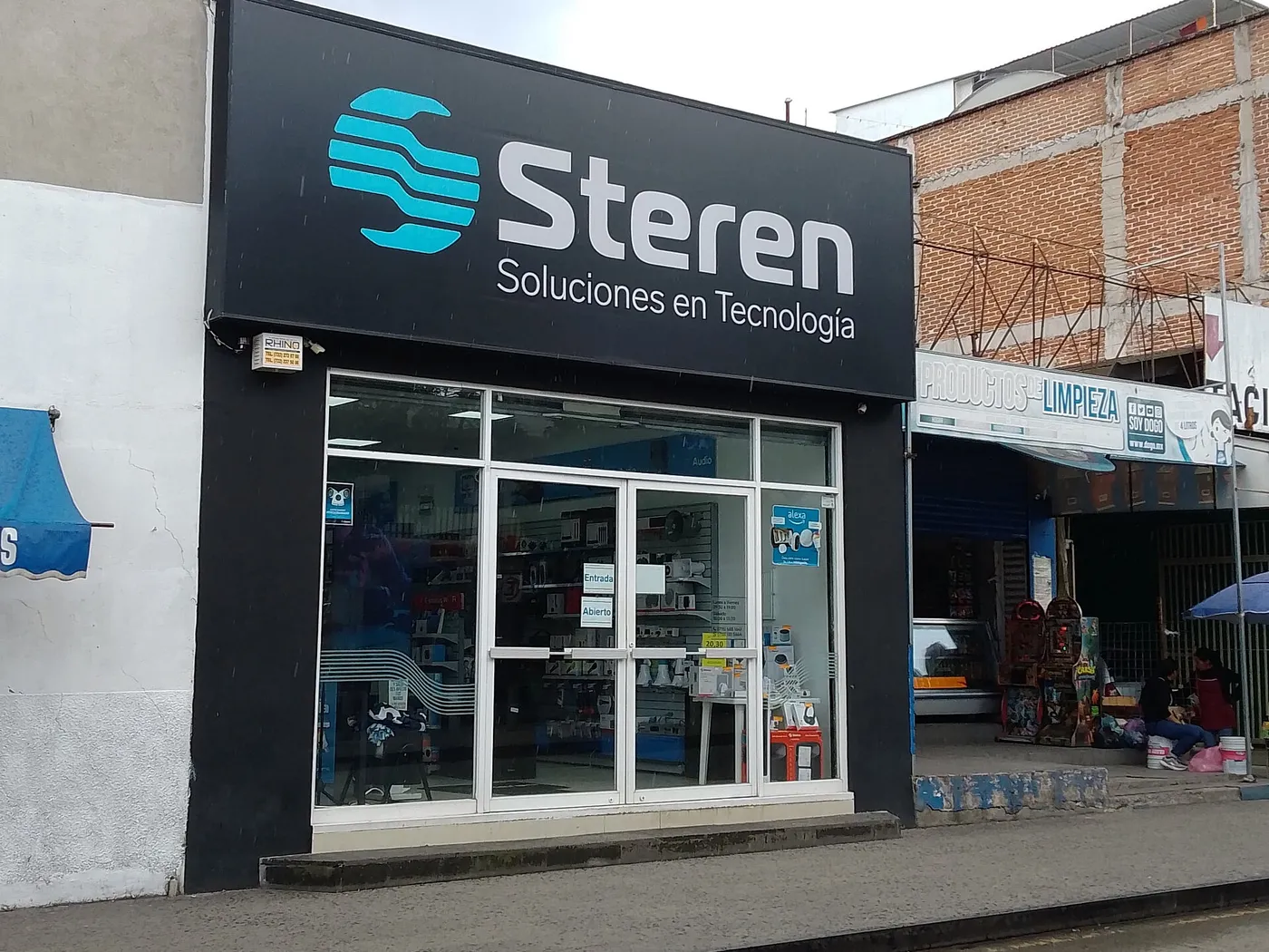 Fachada de la tienda Steren de Zitácuaro, Michoacán, con el letrero «Steren Soluciones en Tecnología» sobre la entrada de vidrio.