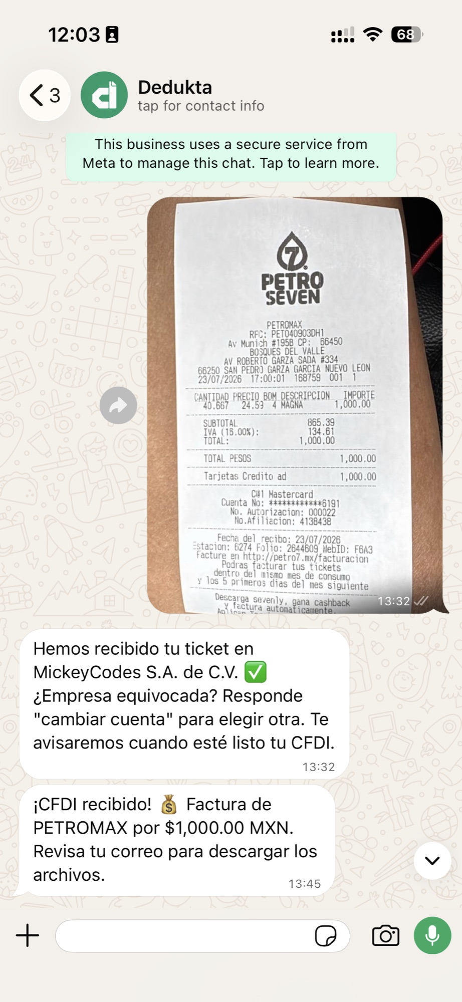 Conversación real de WhatsApp: la foto de un ticket de gasolina, la confirmación de recibido y el aviso de que el CFDI ya llegó, 13 minutos después.