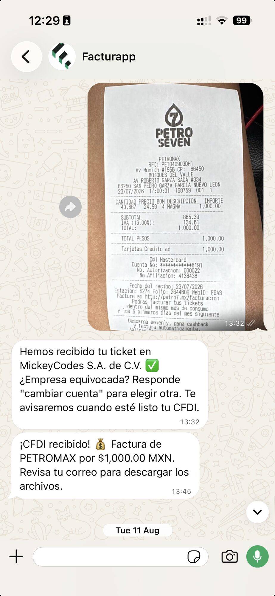 Conversación de WhatsApp con Dedukta: la foto de un ticket de gasolina, la confirmación de recibido y el aviso de que el CFDI ya llegó.